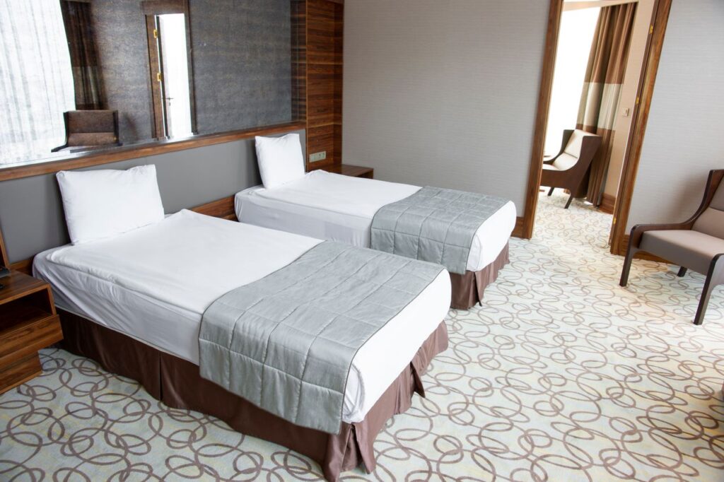 Wykładzina dywanowa w pokoju hotelowym